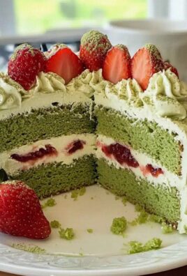 Erdbeer-Matcha-Kuchen mit leichter Sahne drauf