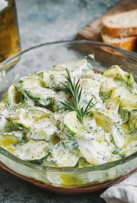 Gurkensalat mit Joghurt Dressing frisch zubereitet