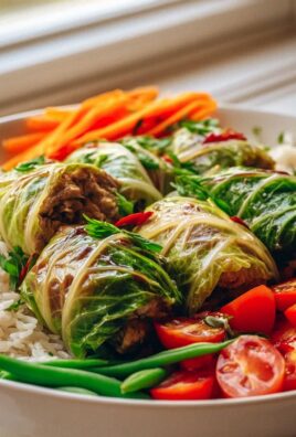 Kohlrouladen Bowl mit Reis und frischem Gemüse genießen!
