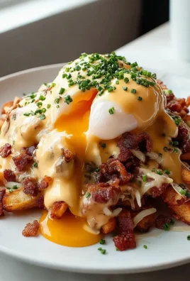 Ultimative Frühstücks-Poutine mit cremiger Hollandaise-Sauce