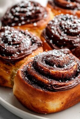 Unwiderstehliche Schoko-Zimtschnecken mit cremiger Fudge-Glasur