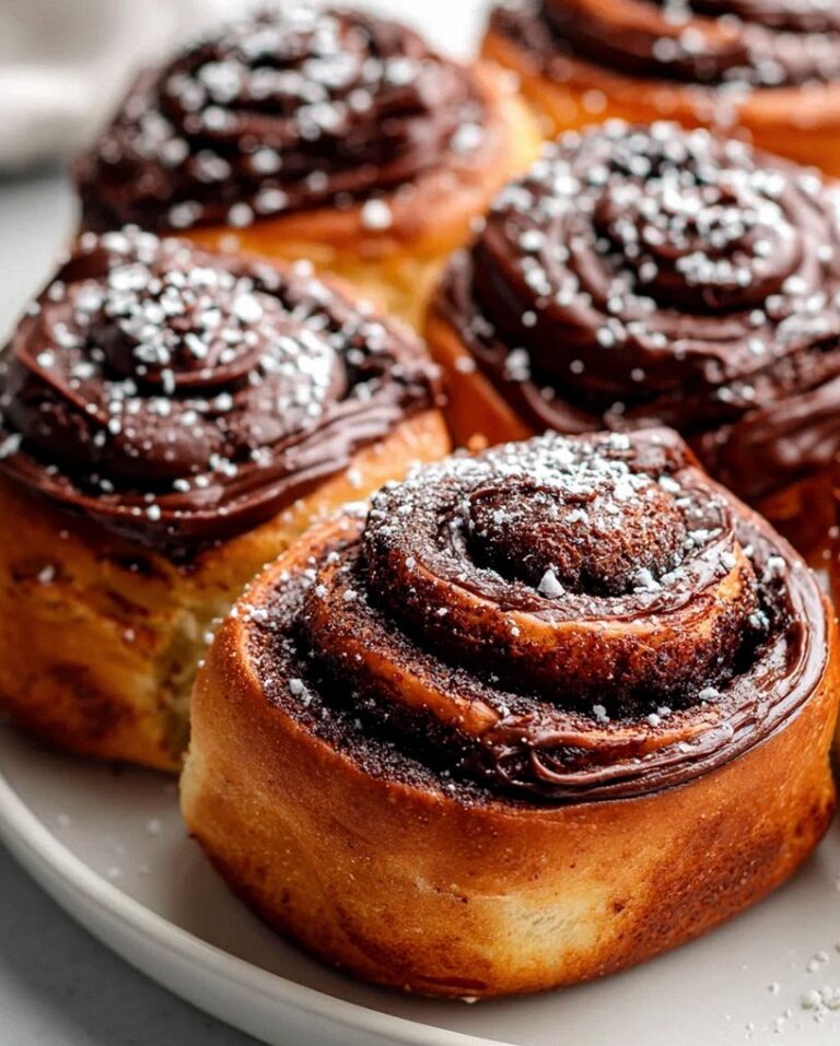 Unwiderstehliche Schoko-Zimtschnecken mit cremiger Fudge-Glasur